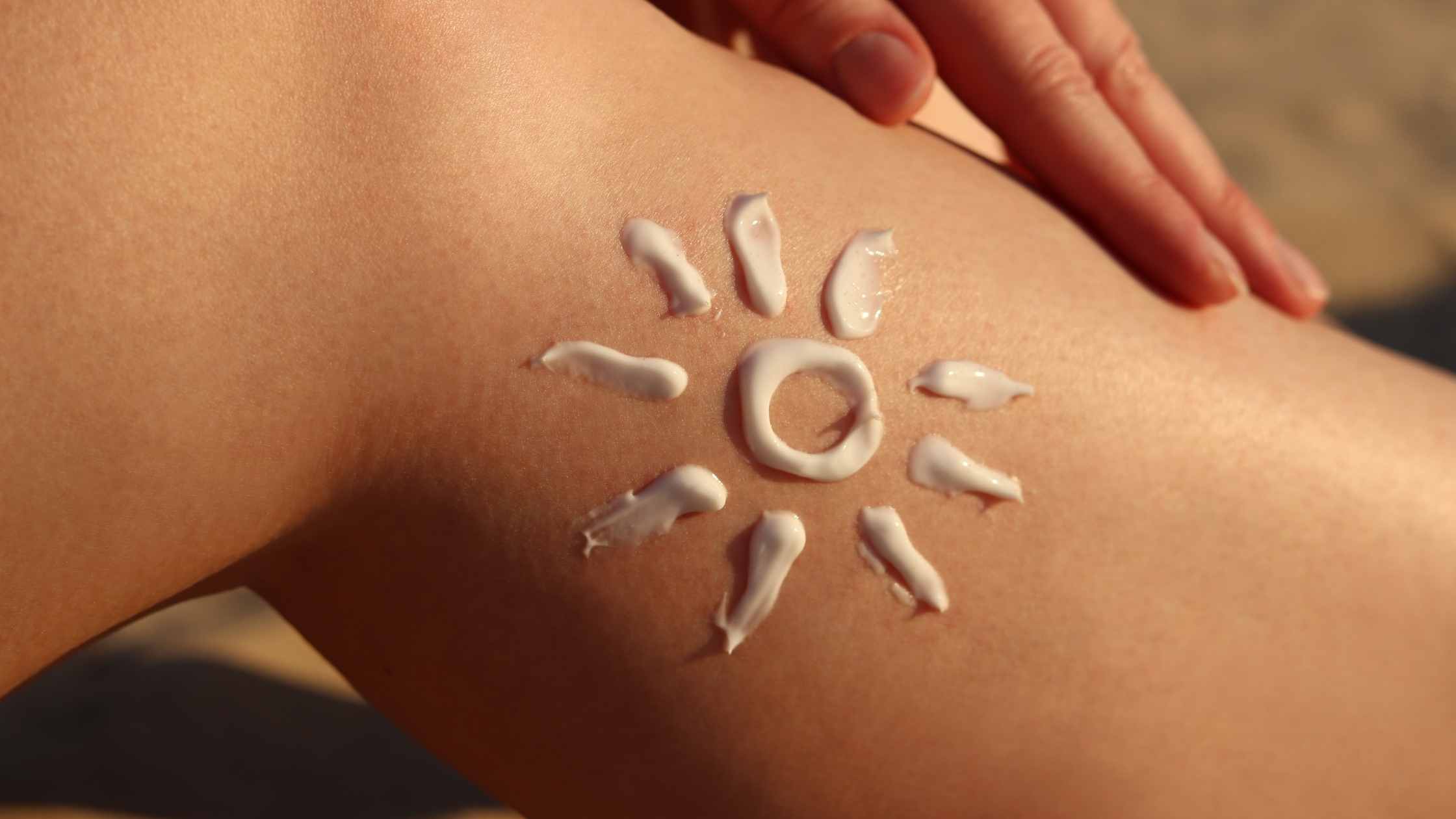 detalle de crema solar en una pierna